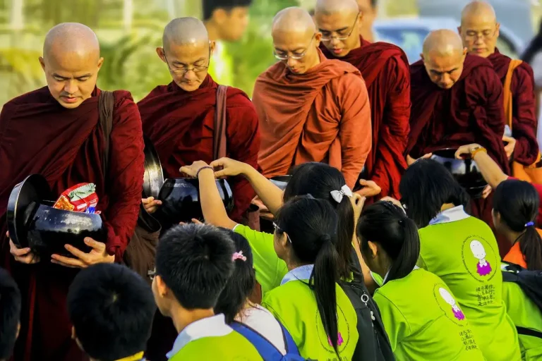 การสั่งสมบุญทำให้เกิดความสุข